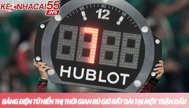Bảng điện tử hiển thị thời gian bù giờ rất dài tại một trận đấu