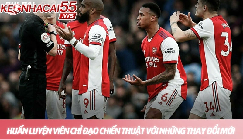 Huấn luyện viên đang chỉ đạo chiến thuật với những thay đổi mới